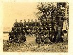 Stanis�aw Wo�niak (w najni�szym rz�dzie, drugi z lewej, przy tablicy) w�r�d �o�nierzy II plutonu Kompanii Zamkowej w Warszawie (fot. ze zb. rodzinnych).