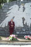 J�zefa Helena Fonfara (z d. Kubiak), c�rka Stefana Kubiaka po raz pierwszy na cmentarzu parafialnym w I�owie, miejscu spoczynku jej ojca, 24 lipca 2011 r. (fot. ze zb. rodzinnych).