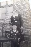 Zofia, �ona Stefana Kubiaka, wraz z ich dzie�mi: J�ziem i Helenk� (fot. ze zb. rodzinnych).