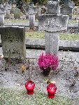 Kpt. Antoni Sierpi�ski upami�tniony krzy�em z ryt� inskrypcj� epitafijn� na jednej z mogi� Cmentarza Wojskowego w Warszawie, ul. Pow�zkowska. Stan z listopada 2011 r. (fot. ze zb. rodzinnych).