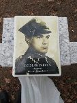 Archiwalna fotografia Czes�awa Paku�y zdemontowana z krzy�a na jego mogile i pozostawiona na losowym krzy�u w trakcie remontu kwatery wojennej na cmentarzu parafialnym. Stan z dn. 31 grudnia 2024 r. (fot. Piotr Szewczyk).