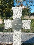 J�zef Ksi��yk upami�tniony na imiennej tabliczce epitafijnej na jednej z mogi� zbiorowych cmentarza wojennego w Sochaczewie - Trojanowie, Al. 600-lecia (fot. Marcin Ksi��yk).