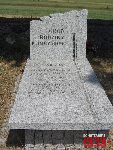 Gr�b rodzinny na cmentarzu parafialnym w Makowie - miejsce spoczynku Stefanii i Zdzis�awa oraz symbolicznego spoczynku Leszka, �ony i syn�w mjr. Kazimierza Klimczaka, pochowanego w zbiorowej mogile wojennej na tej samej nekropolii. Stan z dn. 25 czerwca 2011 r. (fot. Tomasz Karolak).