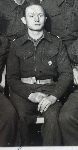 Antoni Nadolny (z lewej) w mundurze armii brytyjskiej na terenie okupowanych Niemiec, 1945 r. (kadr fot. z Archiwum Rodziny Nadolnych, udost�pni�a Bo�ys�awa Nadolna).