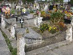 Gr�b ppor. Franciszka Nentwiga w rodzinnym obej�ciu grobowym na cm. parafialnym w Oporowie. Stan z dn. 26. IX. 2010 r. (fot. A. Nowi�ski).