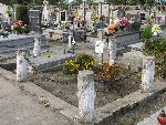 Gr�b ppor. Franciszka Nentwiga w rodzinnym obej�ciu grobowym na cm. parafialnym w Oporowie. Stan z dn. 26. IX. 2010 r. (fot. A. Nowi�ski).
