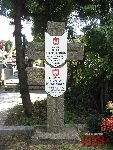 Kpt. dypl. Feliks Grzegrz�ka upami�tniony (jako por.) na imiennej tabliczce epitafijnej na jednej z mogi� zbiorowych kwatery wojennej na cmentarzu parafialnym w Kie�pinie. Stan z dn. 10 wrze�nia 2011 r. (fot. Tomasz Karolak).