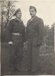 Antoni Nadolny (z lewej) w mundurze armii brytyjskiej na terenie okupowanych Niemiec, 1945 r. (fot. z Archiwum Rodziny Nadolnych, udost�pni�a Bo�ys�awa Nadolna).