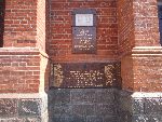 Stanis�aw Marszel upami�tniony na tablicy pami�tkowej wmurowanej w fasad� ko�cio�a parafii rzymskokatolickiej pw. Naj�wi�tszego Serca Pana Jezusa w Turku. Stan z dn. 17. 07. 2016 r. (fot. Witold Sobczak).