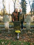 Lech Musia� przy mogile poleg�ego wuja, Stanis�awa Musia�a, zlokalizowanej na Cmentarzu Wojskowym w Warszawie, 1 listopada 2021 r. (fot. udost�pni�: Lech Musia�).