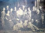 Kpt. Czes�aw Kazimierz Mielicki w towarzystwie m.in. siostry Heleny (stoi obok, w ciemnej sukni), najm�odszego brata Mariana (stoi po�rodku) i �redniego brata Stefana (stoi z prawej) na spotkaniu rodzinnym z okazji rocznicy �lubu ojca Franciszka i jego drugiej �ony Marii z Cieplik�w (siedz� z centrum kadru), 1925 r. (fot. ze zb. rodzinnych).