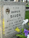 Marian Siuda (Surda?) upami�tniony na tablicy epitafijnej na mogile indywidualnej w obr�bie kwatery wojennej na cm. parafialnym w Kutnie, ul. Cmentarna. Stan z dn. 01. 08. 2011 r. (fot. Rafa� J�wiak).