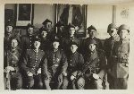 Antoni Nadolny (siedzi czwarty z lewej) w�r�d �o�nierzy sekcji granatnik�w na terenie garnizonu Pozna�, 23 IV 1939 r. (fot. z Archiwum Rodziny Nadolnych, udost�pni�a Bo�ys�awa Nadolna).