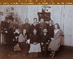 Antoni Nadolny (stoi trzeci z lewej) wraz z rodzin�: rodzicami Agnieszk� i J�zefem, siostrami Helen� i Mari� oraz bra�mi Ignacym, Ludwikiem i Stanis�awem, Wolsztyn, Bo�e Narodzenie, 1936 r. (fot. z Archiwum Rodziny Nadolnych, udost�pni�a Bo�ys�awa Nadolna).