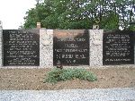 Kwatera poleg�ych we wrze�niu 1939 roku na cmentarzu w Uniejowie. Na lewej tablicy nazwisko kpr. Franciszek Ka�mierczak 60 PP 25 DP (fot. Dariusz Ka�mierczak).