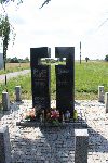Julian Frankiewicz upami�tniony w inskrypcji na p�ycie nowego pomnika w Janowicach wystawionego w miejscu jego �mierci. Stan z dn. 5 sierpnia 2017 r. (fot. Iwona J�drzejszyn-Szczepa�ska).