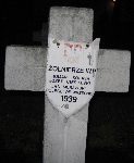 J�zef Ciesielski upami�tniony na imiennej tabliczce epitafijnej na jednej z mogi� zbiorowych cmentarza wojennego w Sochaczewie - Trojanowie, Al. 600-lecia. Stan z 2005 r. (fot. Marcin Prengowski).
