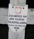 W�adys�aw Ladra (Ludra), upami�tniony na imiennej tablicy epitafijnej na cmentarzu wojennym w Sochaczewie - Trojanowie, Al. 600-lecia. Stan z 2005 r.
