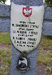 Czes�aw Paku�a upami�tniony (jako Cz. Paku�a) na imiennej tabliczce epitafijnej na jednej z mogi� zbiorowych kwatery wojennej na cmentarzu parafialnym w Rybnie. Stan z dn. 2 czerwca 2005 r. (fot. Marcin Prengowski).