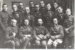 Rudolf Ostrihansky (siedzi pierwszy z lewej) jako kapitan 8 pu�ku artylerii polowej w grupie oficer�w Wojska Polskiego (w�r�d nich m.in. p�k Juliusz R�mmel - siedzi drugi z prawej), 1921 r. (fot. ze zb. Rudolfa Ostrihanskyego, wnuka weterana).