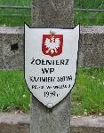Kazimierz S�oma upami�tniony na imiennej tabliczce epitafijnej na jednej mogi� zbiorowych kwatery wojennej na cm. parafialnym w Kampinosie. Stan z 2005 r. (fot. Marcin Prengowski).