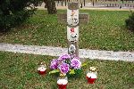 Por. W�adys�aw CYWI�SKI upami�tniony na imiennej tabliczce epitafijnej na jednej z mogi� zbiorowych kwatery wojennej na cm. parafialnym w Kie�pinie gm. �omianki. (fot. Tomasz Krzy�anowski)
