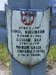 Szmul Kirszbaun (Kirszbaum?) upami�tniony na imiennej tablicy epitafijnej na jednym z grob�w w obr�bie kwatery wojennej na cmentarzu parafialnym w Rybnie. Stan z dn. 02. 06. 2005 r. (fot. Marcin Prengowski).