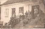 Franciszek Gabrysiak (stoi w drzwiach) w koszarach 70 pu�ku piechoty (fot. ze zb. rodzinnych).