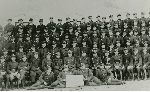 Kpt. Jan Fleischmann (siedzi si�dmy z prawej) w�r�d �o�nierzy kompanii strzeleckiej 14 pu�ku piechoty we W�oc�awku, 1933 r. (fot. ze zb. Mariana Ropejki).
