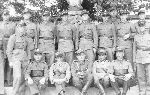 Kpt. Jan Fleischmann (siedzi w �rodku) w grupie �o�nierzy 14 pu�ku piechoty we W�oc�awku, m.in. ppor. W�adys�awa Stepokury (siedzi drugi z lewej), 1932-1933 r. (fot. ze zb. Mariana Ropejki).