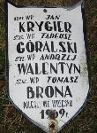 Jan Krygier upami�tniony na imiennej tabliczce epitafijnej na jednej z mogi� zbiorowych kwatery wojennej na cmentarzu parafialnym w Juliopolu. Stan z dn. 18. 12. 2004 r. (fot. Marcin Prengowski).