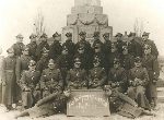 Pp�k W�adys�aw Dzi�bek (siedzi drugi z lewej) w�r�d kadry oficerskiej i uczestnik�w kursu dzia�onowych p-panc.4 DP przy 14 pu�ku piechoty we W�oc�awku, m.in. p�k. Franciszka Sudo�a (trzeci z lewej), kpt. J�zefa Kozi�skiego (pierwszy z lewej) i ppor. J�zefa Gumi�skiego (drugi z prawej), 1939 r. (fot. ze zb. Mariana Ropejki).