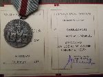 Medal "Za udzia� w wojnie obronnej 1939" wraz z legitymacj� przyznane Czes�awowi Zakrzewskiemu na mocy uchwa�y Rady Pa�stwa z 20 lutego 1985 r. Uwaga: b��dna informacja o imieniu ojca weterana (pami�tki ze zb. rodzinnych, fot. S�awomir Zakrzewski).