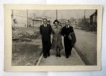 Wac�aw Bartosiak (z prawej) w towarzystwie bratanicy Teresy Krystyny i jej m�a Zygmunta Stanis�awa Wilka, okres powojenny (fot. ze zb. rodzinnych Romana Wilka).