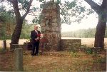 D�bsk Nowy, 1993 r. Marian Kalinowski przy pomniku wystawionym w pierwotnym miejscu spoczynku swojego brata, Tadeusza Kalinowskiego (fot. ze zb. rodzinnych).