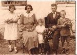 Marianna i Stanis�aw Kanarkowie z dzie�mi Kazimier�, Zofi� i Mieczys�awem (fot. ze zb. rodzinnych).