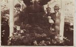 Mieczys�aw Ciszak (stoi z prawej, w kapeluszu) w towarzystwie brata Edmunda (z lewej) (fot. ze zb. rodzinnych Anny Ciszak).