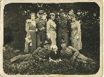 Mieczys�aw Ciszak (stoi z prawej) w�r�d znajomych (fot. ze zb. rodzinnych Anny Ciszak).