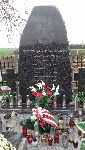 Aleksy Koszar upami�tniony (jako Aleksa Koszar) na zbiorczej imiennej tablicy epitafijnej mogi�y zbiorowej na cmentarzu parafialnym w �leszynie. Stan z dn. 2 listopada 2019 r. (fot. Gabriel S�dkowski).