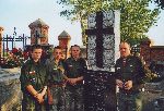 Naczelny Kapelan ZHR ks. hm. Tomasz Ko�cielny z harcerzami z 15 SDW "Arbor" na grobie swego dziadka - 2005