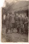 Ppor. rez. J�zef Marian Stasikiewicz (pierwszy z lewej) w�r�d �o�nierzy Wojska Polskiego, wrzesie� 1939 r. (?) (fot. ze zb. rodzinnych).