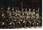 Adam Alama (stoi drugi z lewej) w�r�d �o�nierzy Wojska Polskiego (fot. ze zb. rodzinnych).