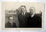 Wac�aw Bartosiak (z prawej) w towarzystwie Zygmunta Stanis�awa Wilka (w �rodku), m�a jego bratanicy Teresy Krystyny, i nieznanego kuzyna, okres powojenny (fot. ze zb. rodzinnych Romana Wilka).