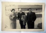 Wac�aw Bartosiak (z prawej) w towarzystwie bratanicy Teresy Krystyny Wilk i nieznanego kuzyna, okres powojenny (fot. ze zb. rodzinnych Romana Wilka).