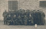 Damazy Gracjan Choraszewski (pierwszy z lewej w pierwszym rz�dzie) w�r�d �o�nierzy Wojska Polskiego osadzonych w Oflagu II C Woldenberg (barak 16 b) (fot. ze zb. rodzinnych).