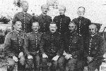 Kpt. Dyonizy Puli�ski (stoi drugi z prawej) w�r�d je�c�w Oflagu II C Woldenberg, m.in. pp�k. Ignacego Szpunara (siedzi w �rodku), mjr. Zawiszy (siedzi drugi z prawej) i kpt. J�zefa Kozi�skiego (siedzi drugi z lewej) , maj 1940 r. (fot. ze zb. Mariana Ropejki).