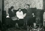 �migiel, pow. Ko�cian, lata 30. XX w. Stanis�aw Szczepaniak wraz z narzeczon� Edyt� Cieci�sk� podczas odwiedzin u chorej Jutty Cieci�skiej, starszej siostry Edyty (fot. NN; zbiory Archiwum Fotografii O�rodka KARTA, Pogotowie Archiwalne [PA_033, udost�pni� Piotr Balcer], sygn. OK_025644, http://foto.karta.org.pl/fotokarta/OK_025644.jpg.php).