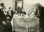 �migiel, pow. Ko�cian, 2. po�owa lat 30. XX w. Stanis�aw Szczepaniak (pierwszy z prawej) na przyj�ciu weselnym Jutty z Cieci�skich (starszej siostry jego narzeczonej Edyty) i Leona Szady (pierwsi z lewej) w towarzystwie rodzic�w Jutty - Frydy-Joanny z d. Pukownik i jej m�a Paw�a Cieci�skiego, ksi�dza wikarego Tadeusza Gronwalda oraz Walentego Balcera i jego �ony Leonii z Cieci�skich (starszej siostry Edyty) (fot. NN; zbiory Archiwum Fotografii O�rodka KARTA, Pogotowie Archiwalne [PA_033, udost�pni� Piotr Balcer], sygn. OK_025683, http://foto.karta.org.pl/fotokarta/OK_025683.jpg.php).