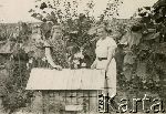 Kr�pa, pow. �uk�w, dn. 17 sierpnia 1945 r. Siostra Stanis�awa Szczepaniaka w towarzystwie Leonii Balcer z d. Cieci�skiej, starszej siostry jego narzeczonej Edyty Cieci�skiej (fot. NN; zbiory Archiwum Fotografii O�rodka KARTA, Pogotowie Archiwalne [PA_033, udost�pni� Piotr Balcer], sygn. OK_025688, http://foto.karta.org.pl/fotokarta/OK_025688.jpg.php).
