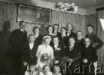 �migiel, pow. Ko�cian, 1935-1939 r. Stanis�aw Szczepaniak wraz z narzeczon� Edyt� Cieci�sk� (stoj� z prawej) w�r�d cz�onk�w rodzin Cieci�skich i Balcer�w - uczestnik�w uroczysto�ci �lubnych Jutty z Cieci�skich (starszej siostry Edyty) i Leona Szady. Obok m�odej pary siedz� rodzice Jutty - Pawe� Cieci�ski i Fryda-Joanna z d. Pukownik - oraz ksi�dz Tadeusz Gronwald (fot. NN; zbiory Archiwum Fotografii O�rodka KARTA, Pogotowie Archiwalne [PA_033, udost�pni� Piotr Balcer], sygn. OK_025800, http://foto.karta.org.pl/fotokarta/OK_025800.jpg.php).